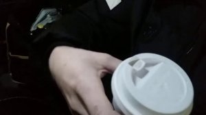 Лайфхак. Как правильно пить кофе в машине, на улице из стаканчика