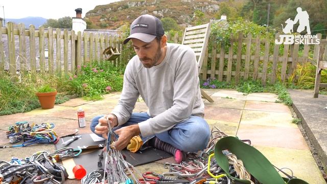 How to look after your Climbing Kit! Includes washing ropes, cleaning cams, marking kit... смотреть онлайн