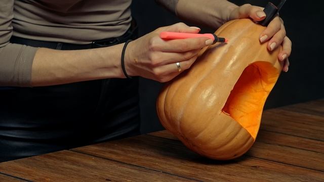 СЪЕДОБНАЯ КОРМУШКА из тыквы для птиц и белок. Мастерим своими руками. смотреть онлайн