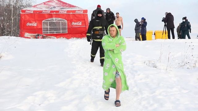 Искупались в проруби при минус 20 | Крещенские купания в Солигорске смотреть онлайн