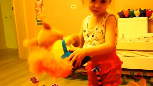 Алиса показывает игрушки и комментирует. Продолжение, часть 2. смотреть онлайн