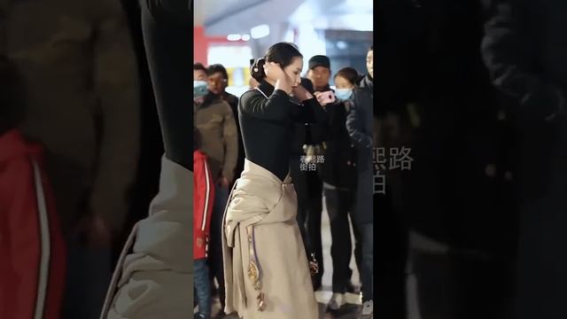 The tibetan girl's hair is fast and clean. Tibetan girls Chunxi Road street photography G смотреть онлайн