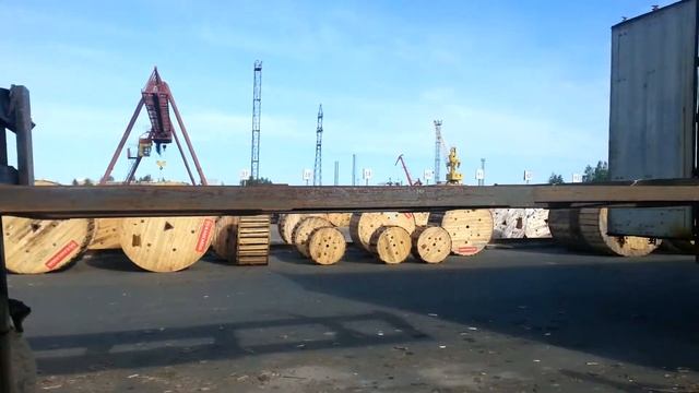 Погрузка кабеля на деревянных барабанах