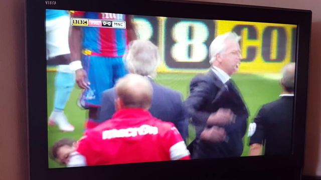 Alan Pardew fights Manuel Pellegrini. Man city смотреть онлайн