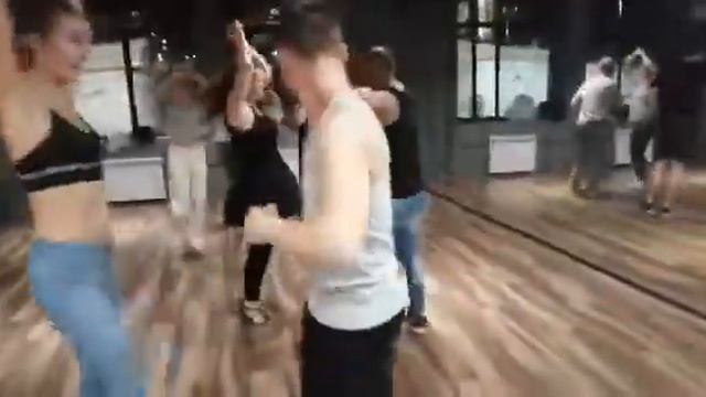Сальса| Продолжающий уровень Angeles Latinos смотреть онлайн