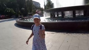 Дети купаются в фонтане ｡◕‿◕｡