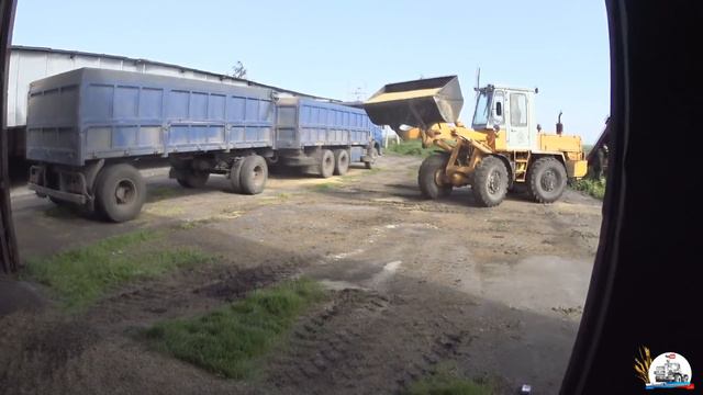 Работа ТО-30 и МТЗ-80 по благоустройству ангаров. Вожу землю на МАЗ-5551. смотреть онлайн