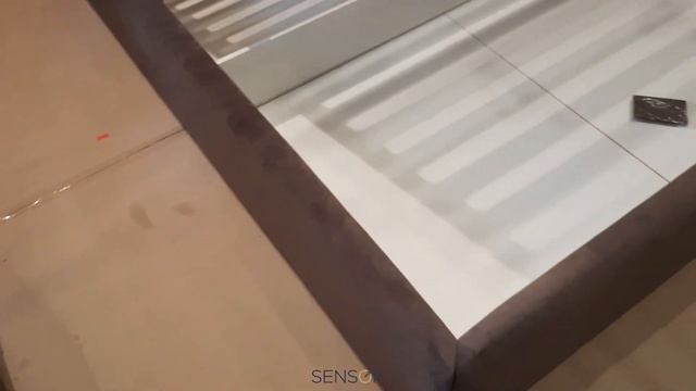 Кровать в интерьере с широким изголовьем. Модель Страйк с ортопедической решеткой смотреть онлайн