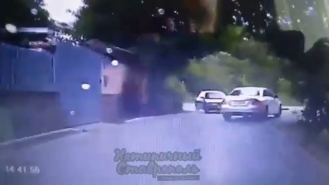 Десятка протаранила "Мерс" смотреть онлайн