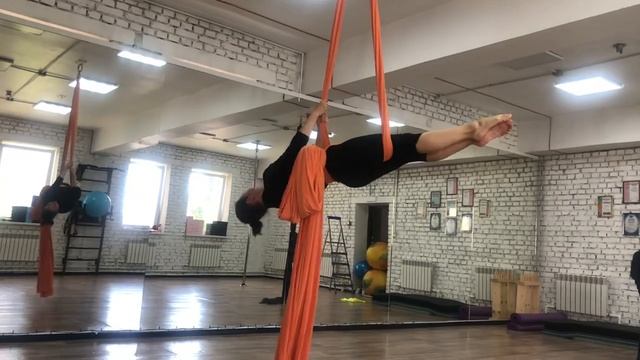 Академия Воздушной и Пилонной Акробатики АнныЛенч. Владивосток. Фрагмент урока. смотреть онлайн