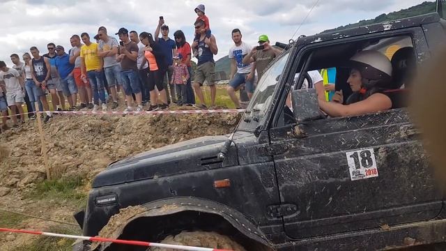 Suzuki Samurai offroad trial - Girl driver ! смотреть онлайн