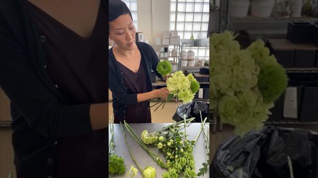 Flower Wednesday : Lush & Green Hand Tied Bouquet смотреть онлайн