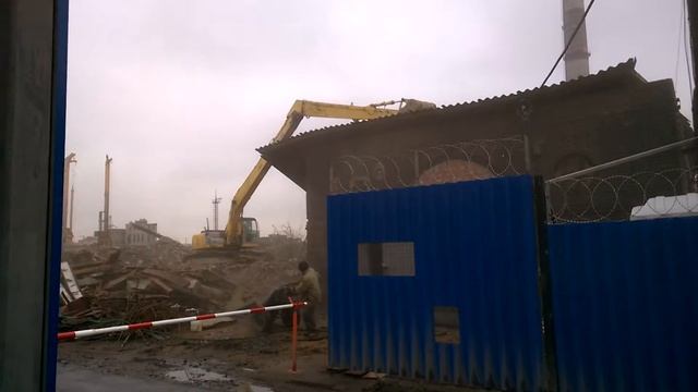 Экскаватор ломает крышу в центре города смотреть онлайн