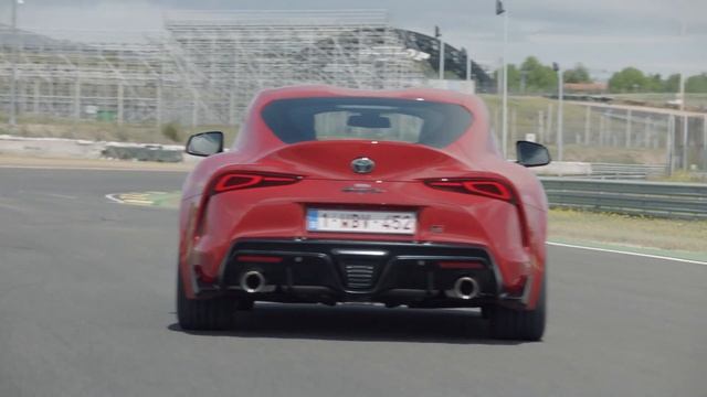 New Toyota Supra 2020 - EXHAUST sound, pops & bangs on the track смотреть онлайн