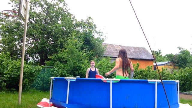 💧VLOG на даче/ купаемся в бассейне/ кушаем клубнику/ Супер Лера💦 смотреть онлайн