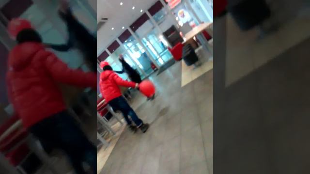 Лёха и никит дерутся в KFC