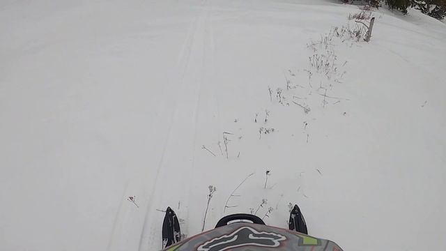 Riding my 2007 Polaris Switchback 600 in slush with my buddy смотреть онлайн