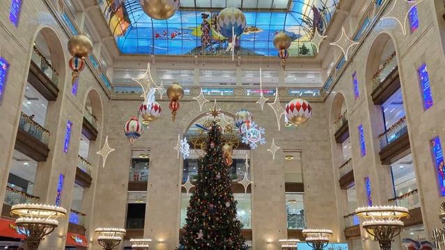 Новогодняя Москва 4К | Праздничная атмосфера города, ярмарки, рождественские украшения смотреть онлайн