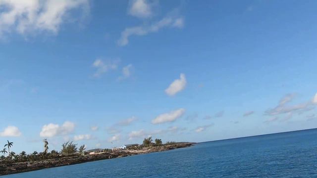 ОГРОМНЫЕ КРАСАВЦЫ В КОКОКАЙ . WONDERFULL ROYAL CARIBBEAN IN COCOCAY PERFECT DAY. смотреть онлайн