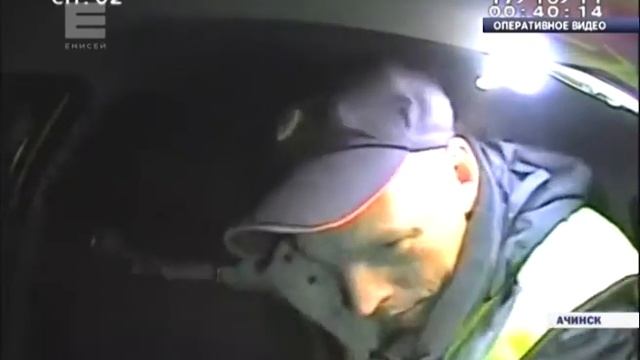 Нетрезвый водитель в Ачинске пытался головой разбить стекло полицейской машины