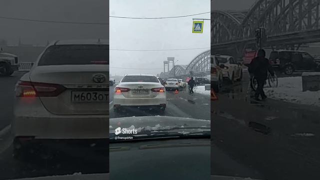 Такси врезалась в такси #Shorts #такси #таксисты #дтп смотреть онлайн