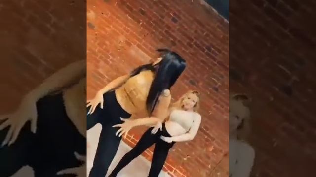 Танец красивых девочек с отличной фигурой смотреть онлайн