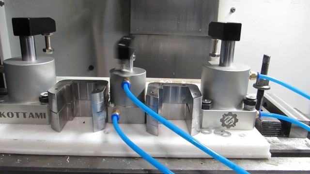 Зажим детали угловыми пневматическими цилиндрами смотреть онлайн