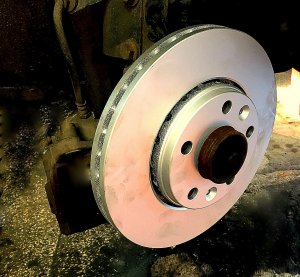 Почему тормозные диски становятся кривыми?