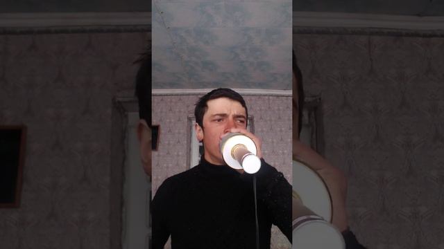 Певец исполняет песню Гаджи халикова Йизын Арзубы смотреть онлайн