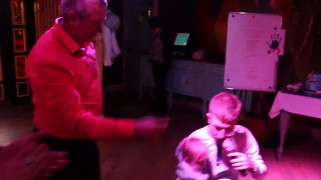 Весь в папу)))поет уже... смотреть онлайн