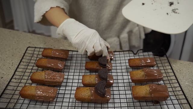 SUB•VLOG? 혼자서도 잘해먹는 자취생 일상ㅣ네네치킨, 스테이크 로제 파스타, 휘낭시에 빼빼로 만들기, 제주 고기국수 밀키트, 스테이크 덮밥 смотреть онлайн