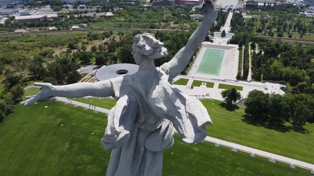 Волгоград | Родина-Мать зовёт! (днём) | 4K Drone Video смотреть онлайн