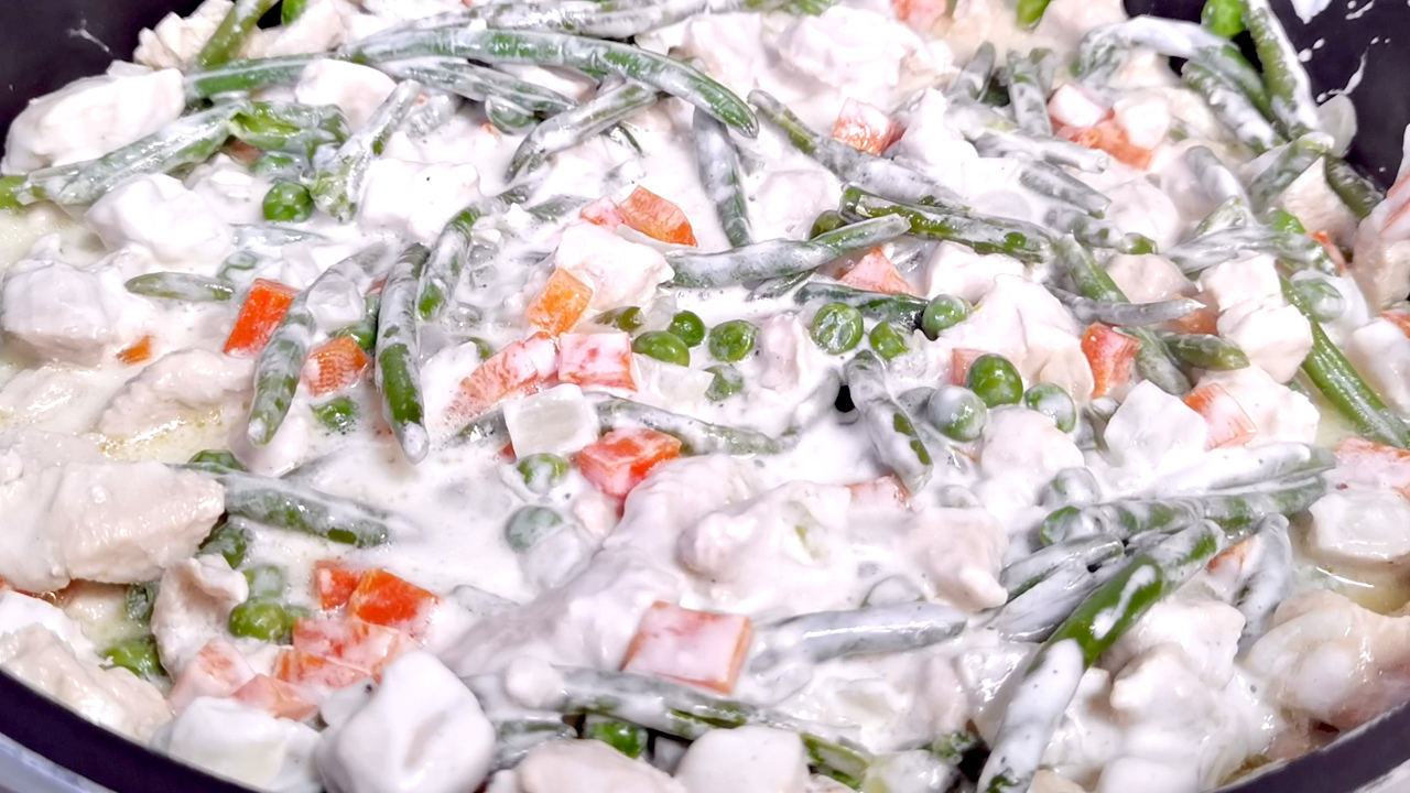 Куриная грудка в сметанном соусе с овощами! Курица объедение. Не потеряйте этот рецепт! смотреть онлайн