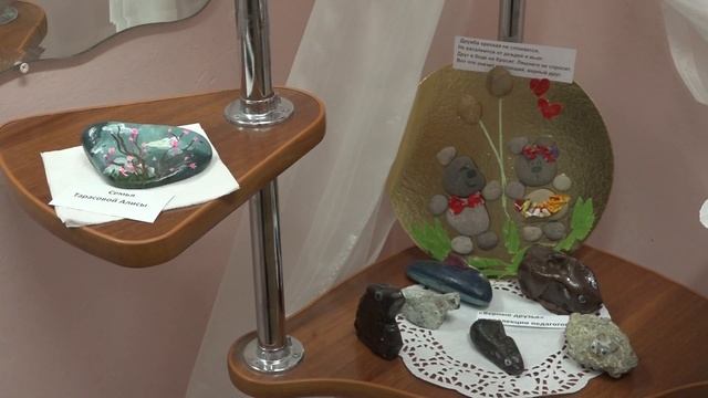 Воспитатели организовали выставку подделок, выполненных руками детей и их родителей. смотреть онлайн