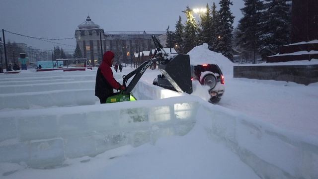 Мини-погрузчик Frontmen. Очистка ледяного лабиринта от снега смотреть онлайн