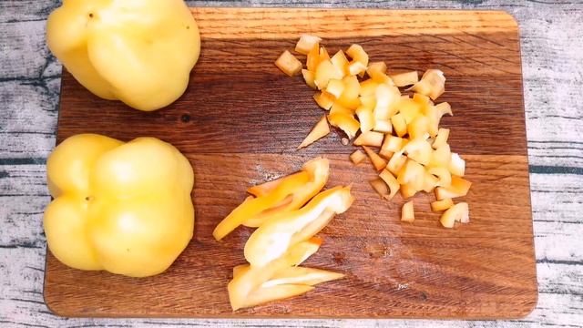 Салат из курицы и ветчины. Рецепт мясного салата. Салат на скорую руку. Салат на стол для гостей смотреть онлайн