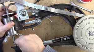 Швейная машина Версаль. Центровка иголки, установка шкива. Регулировка. Видео № 221.