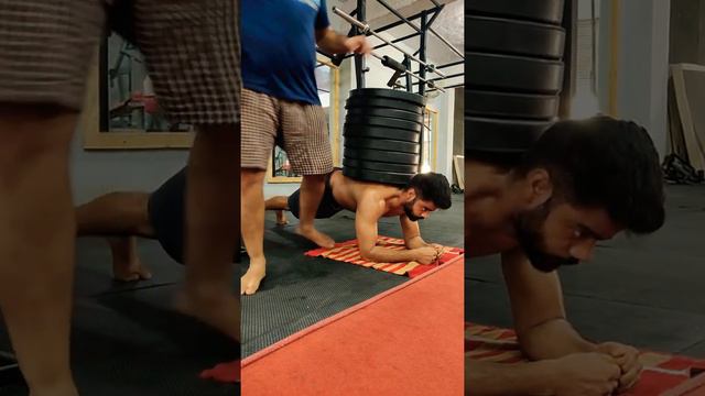155 kg/ 342 lbs weighted plank. смотреть онлайн
