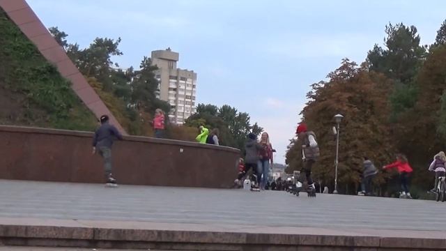Киев, Украина: Дети в Парке Победы на Дарнице 05.10.2014. смотреть онлайн