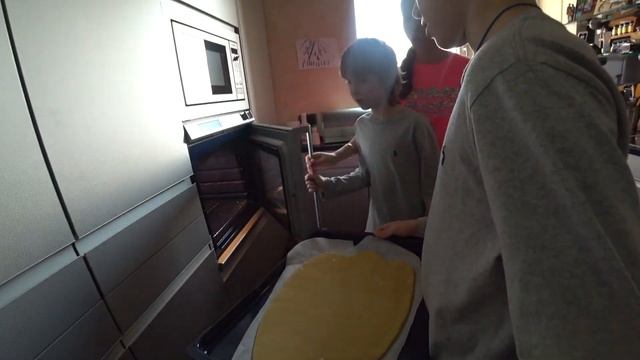 ОГРОМНОЕ ПЕЧЕНЬЕ СВОИМИ РУКАМИ - ГОТОВИМ С ДЕТЬМИ смотреть онлайн