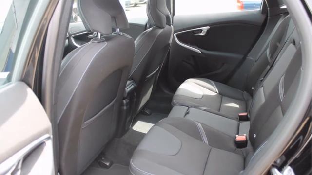 Volvo V40 T3 MOMENTUM смотреть онлайн