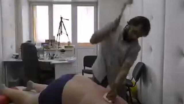 Врач вправляет позвонки мужчине на спине смотреть онлайн