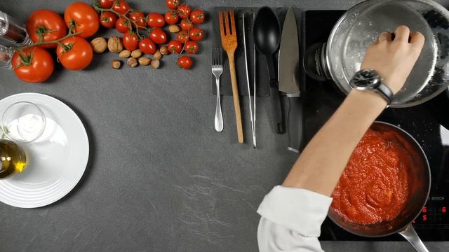 Italian pasta. Spaghetti with tomato sauce смотреть онлайн