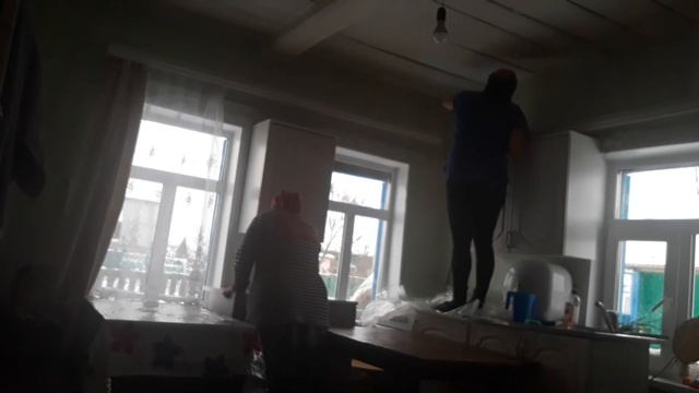 Надо помогать нашим родителям // Объявила выходной и поехала делать ремонт к маме Марата смотреть онлайн