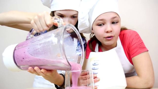 Разноцветные коктейли. Полезные десерты для детей.