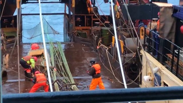 Подъём трала вид из рулевой рубки (мостик) смотреть онлайн