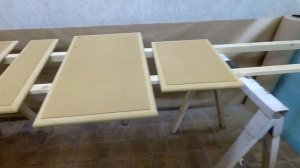Покраска фасадов кухни в два цвета - тёмный низ и светлый верх