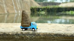 Маленькие грузовички возят горы грязи