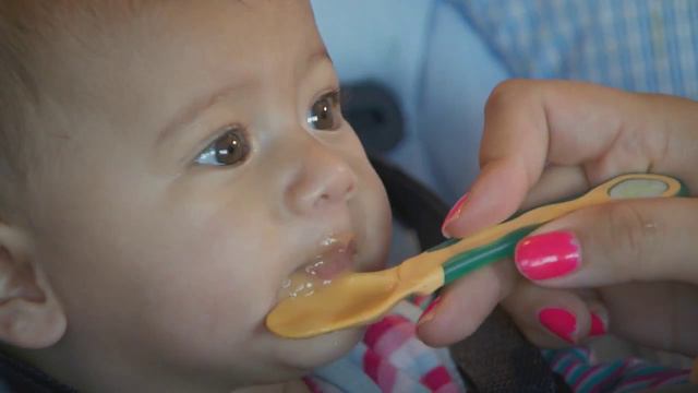 What food should I give my baby at around 6 months? смотреть онлайн