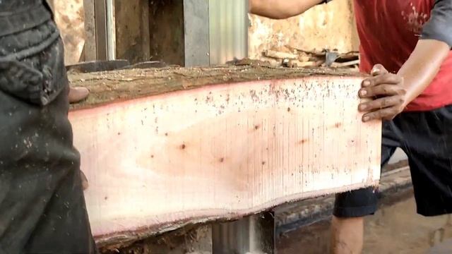 Peninggalan Empu Gandrung,Proses Penggergajian Kayu Bahan Sorongan Kandang Ayam Petelur Di Sawmill